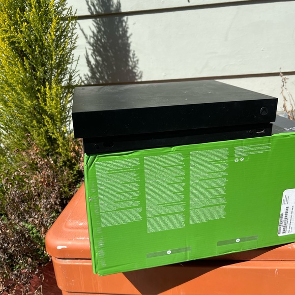 Xbox one x - Picture 1 of 3